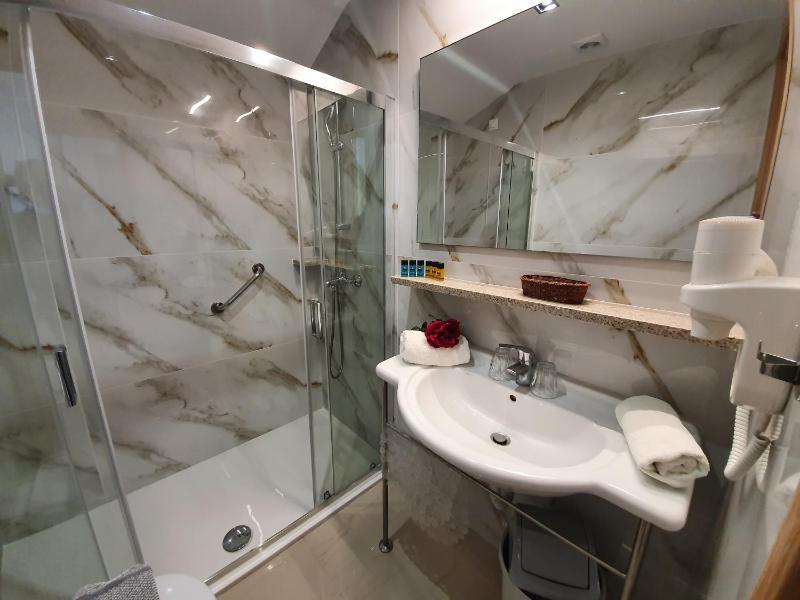 Triple Room with Side Sea View image 3