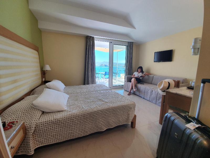 Triple Room with Side Sea View image 1