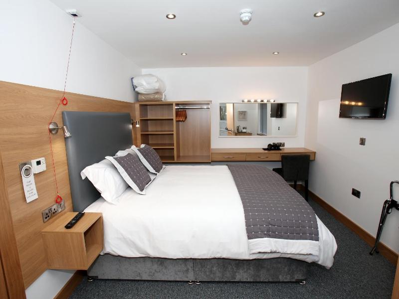 Small Double Room image 3