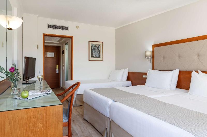 Economy Double Room with Two Single Beds and Sofa Bed image 3