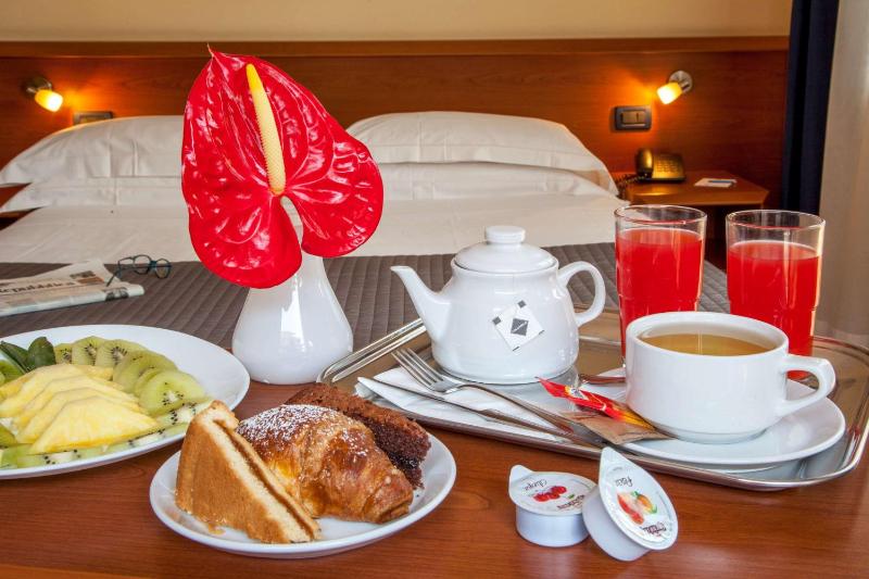 Standard Twin Room image 4