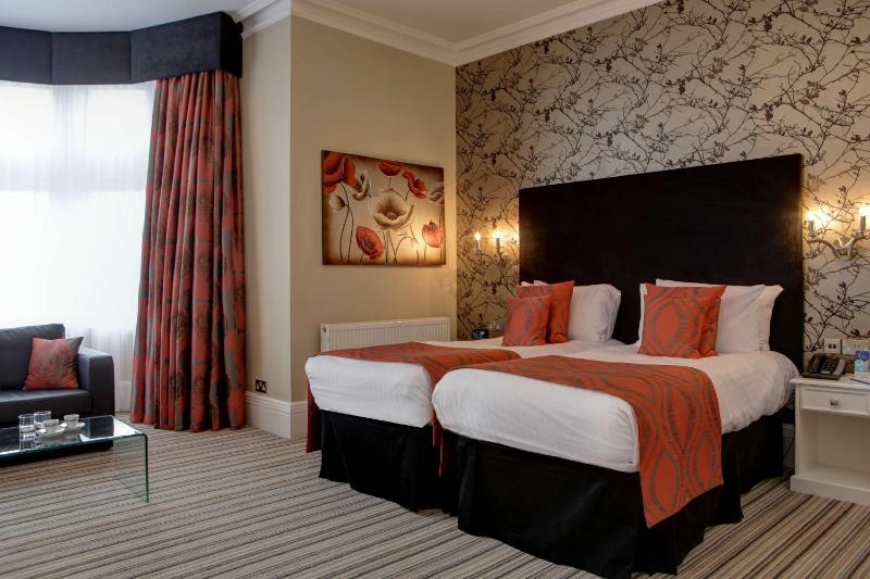 Superior Twin Room with Sofa bed and Partial View - Non-Smoking image 1