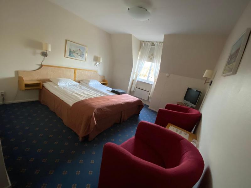 Double or Twin Room image 4