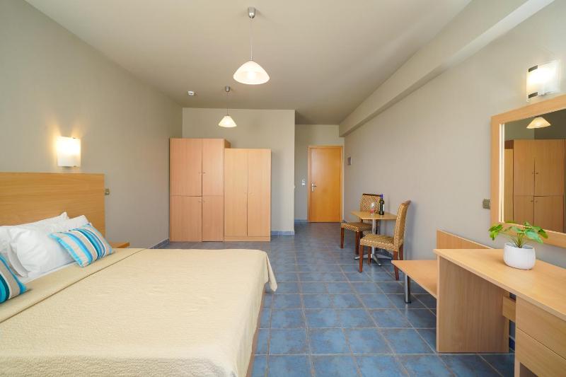 Double Room with Sea View image 2