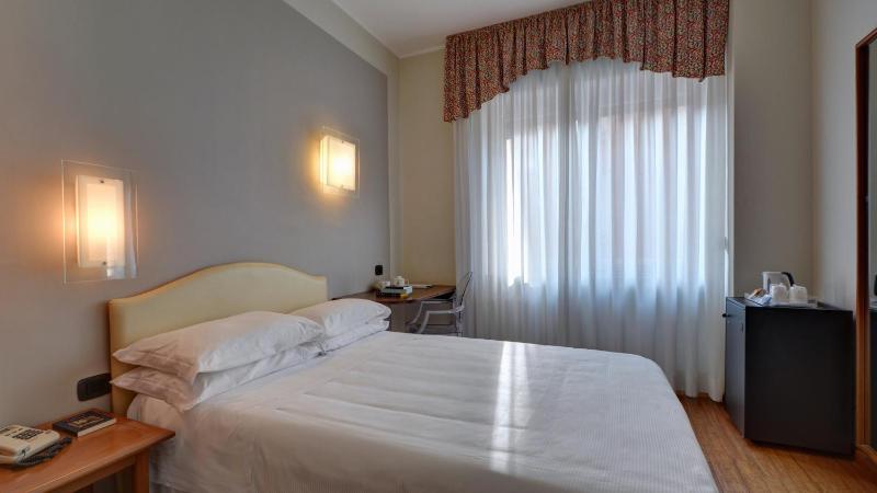 Double Room with Queen Bed image 4