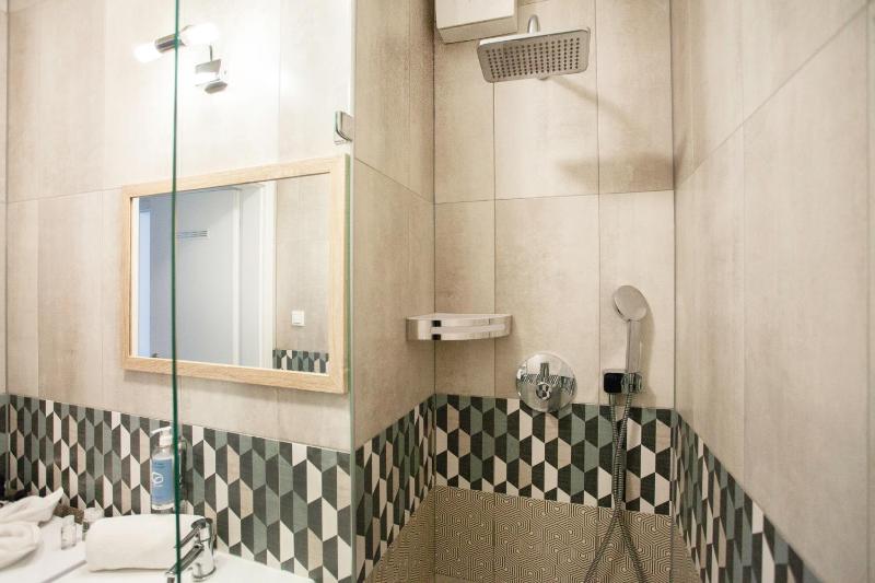 Deluxe Two-Bedroom Apartment image 4