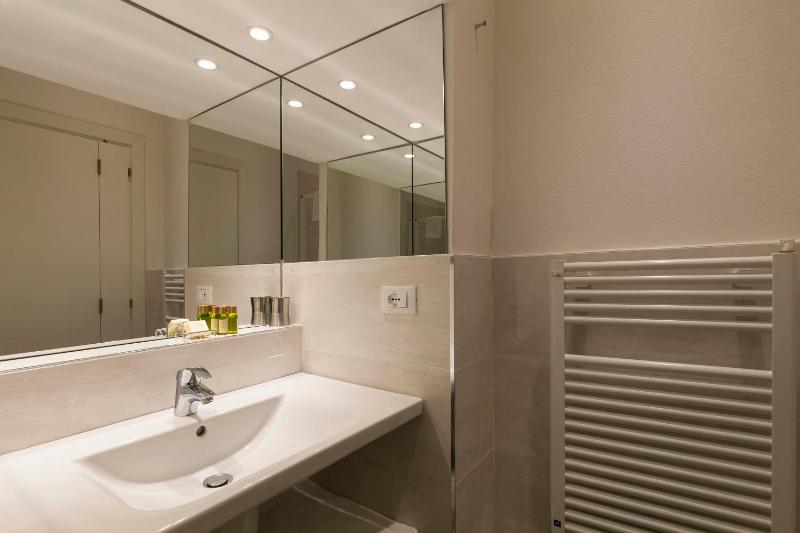 Deluxe Quadruple Room image 3