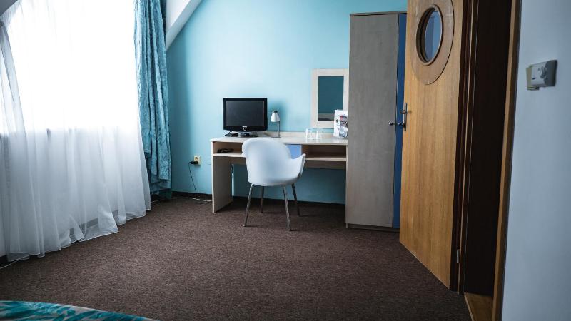Standard Twin Room image 3