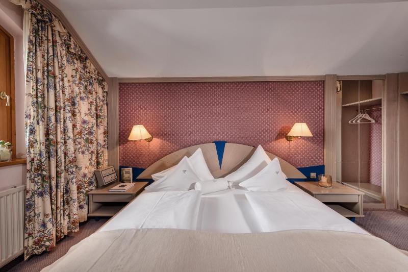 Luxury Suite image 2