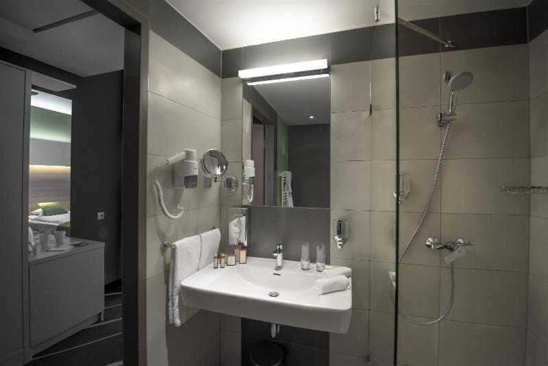 Queen Room with Lake View - Non-Smoking image 4