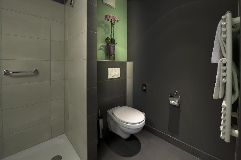 Queen Room with Lake View - Non-Smoking image 3