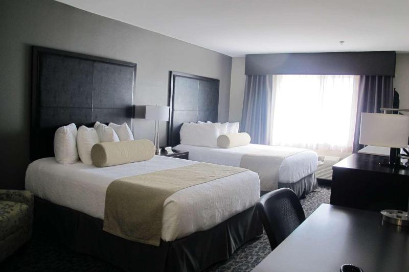 Queen Room with Two Queen Beds - Non-Smoking image 4