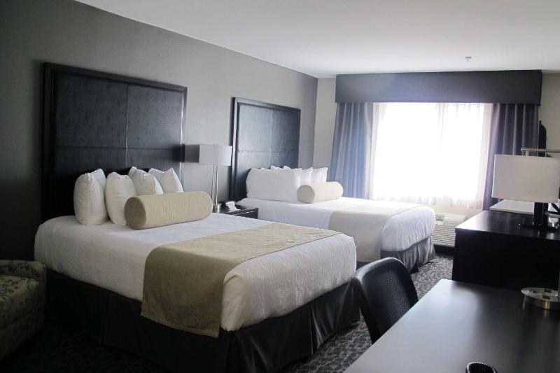 Queen Room with Two Queen Beds - Non-Smoking image 2