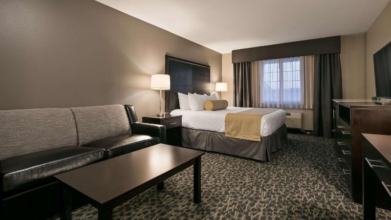 Queen Suite with Two Queen Beds with Sofa Bed image 4