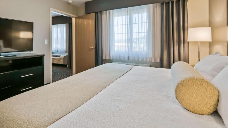 King Suite with Whirlpool and Fireplace - Non-Smoking image 4