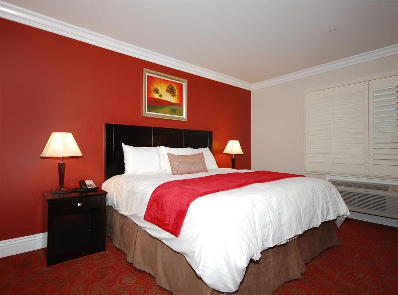 Queen Room image 2