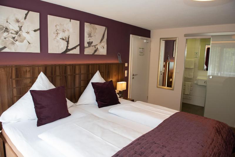 Double Room with Balcony image 2