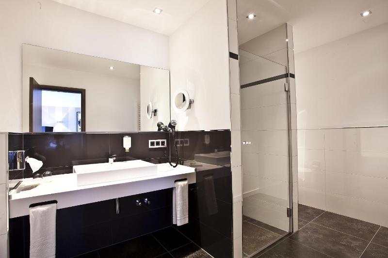 Apartment with Double Bed and Kitchen image 1