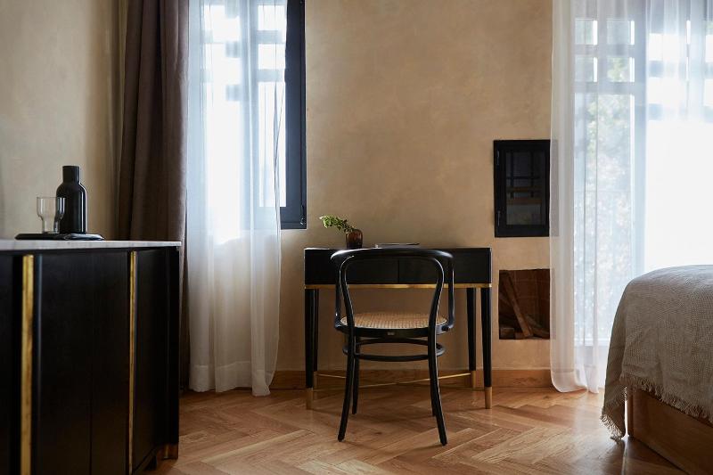 Deluxe Double Room with Balcony image 2