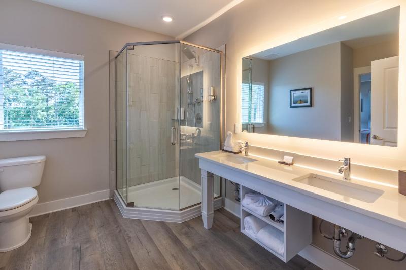 1 Bedroom Suite with Kitchen and King Bed image 4