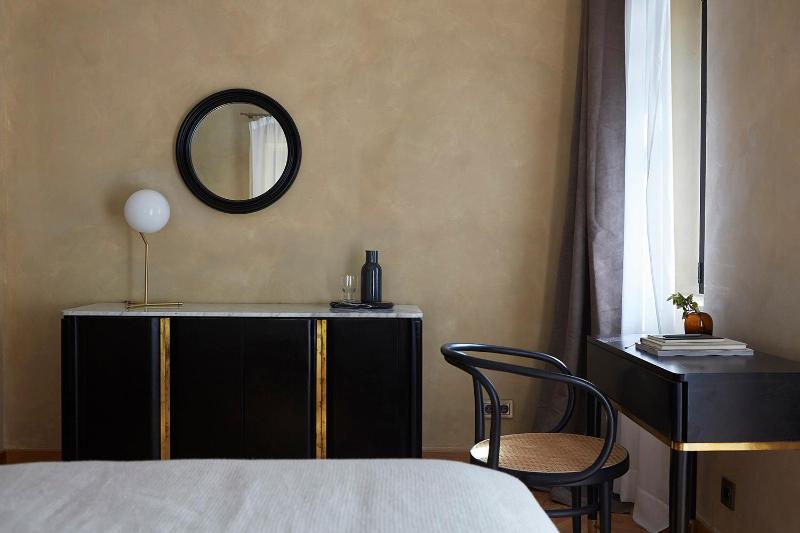 Deluxe Double Room with Balcony image 3