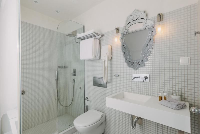 Superior Double Room with Balcony image 2