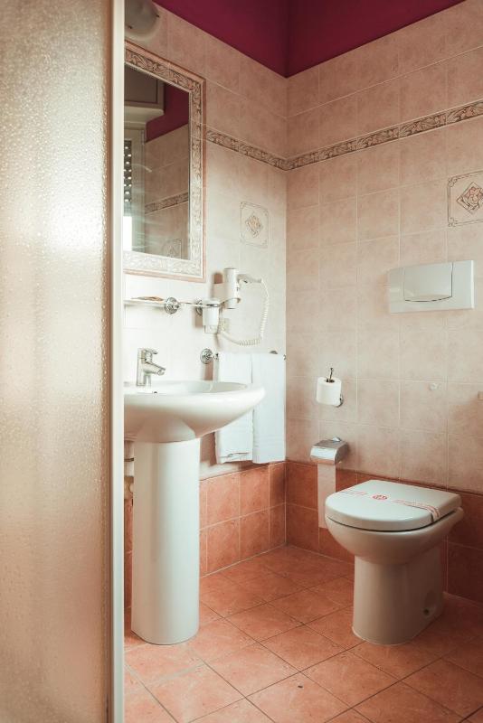 Deluxe Double or Twin Room with Lake View image 2