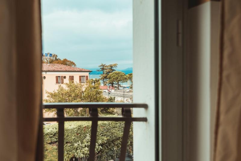 Deluxe Double or Twin Room with Lake View image 1