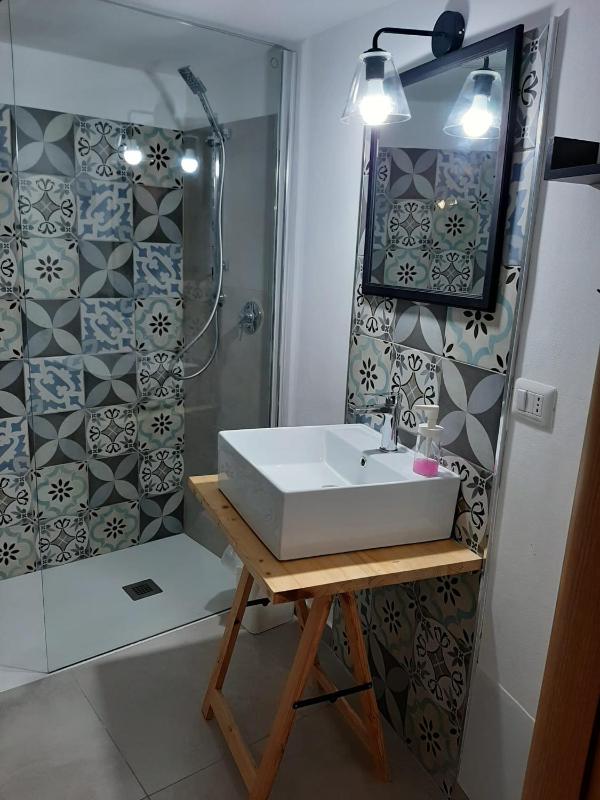 Casa con piscina e vista mare dal giardino - image 20