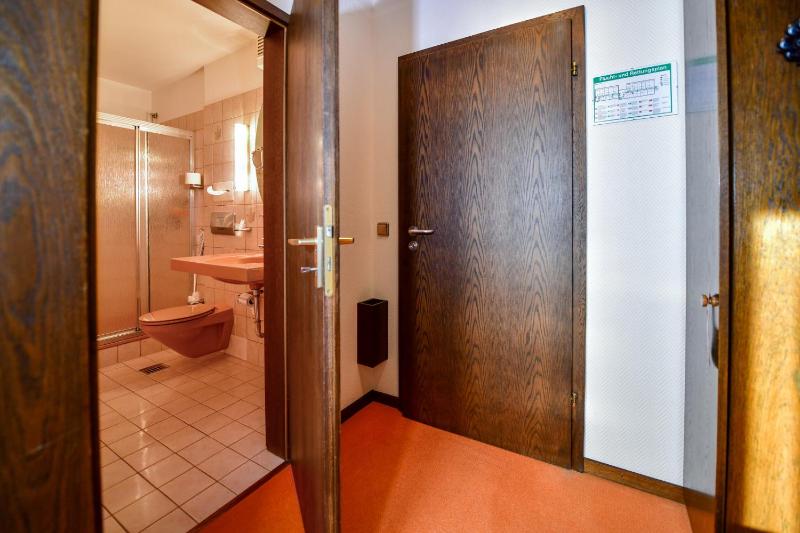 Standard Twin Room image 3