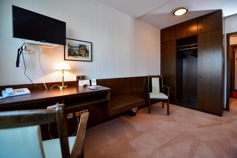 Double Room image 3