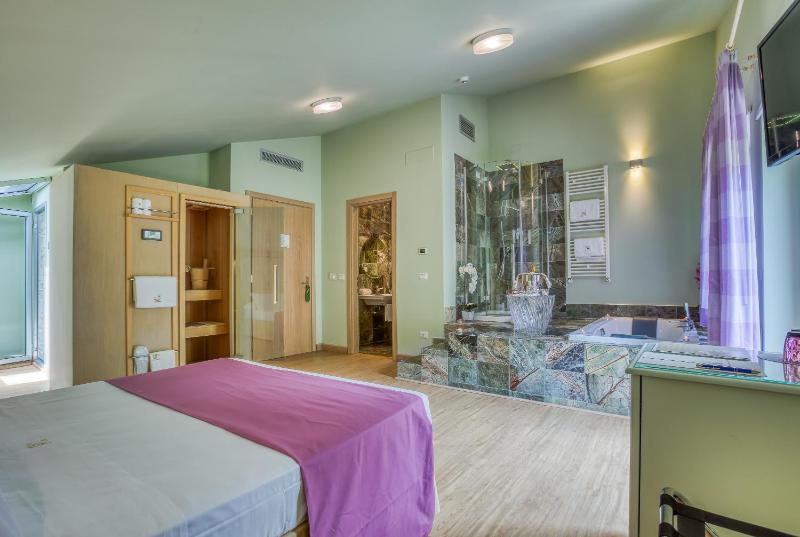 Suite with Spa Access image 2
