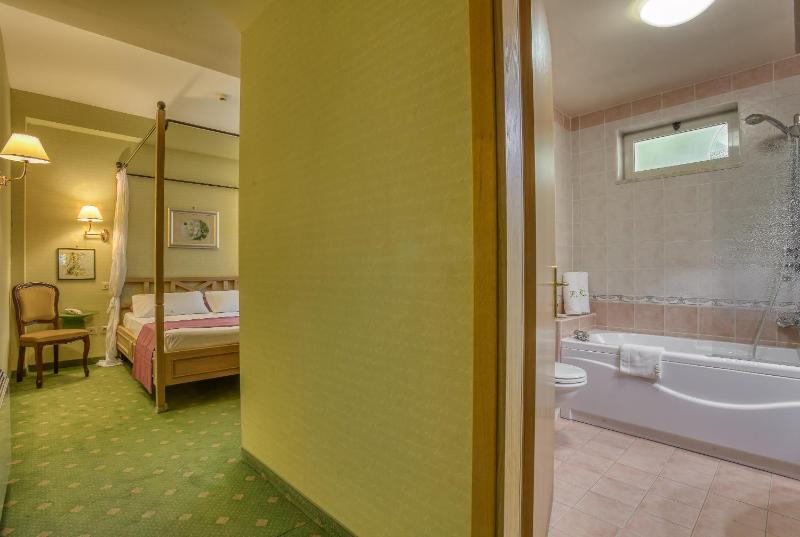 Double Room image 3