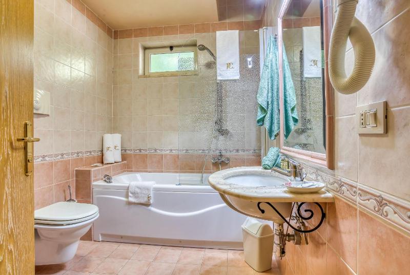 Queen Room with Spa Bath image 1