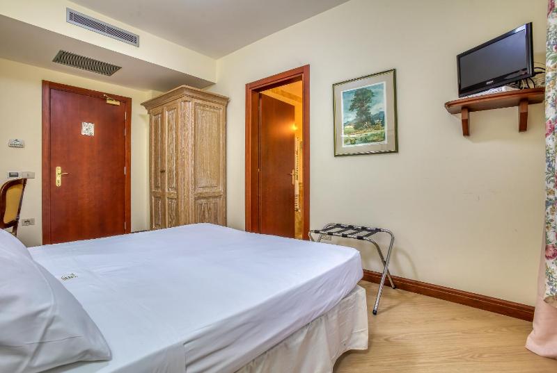Standard Double Room image 4
