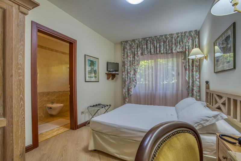Standard Double Room image 3