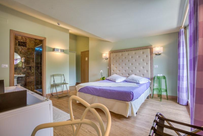 Queen Room with Spa Bath image 3