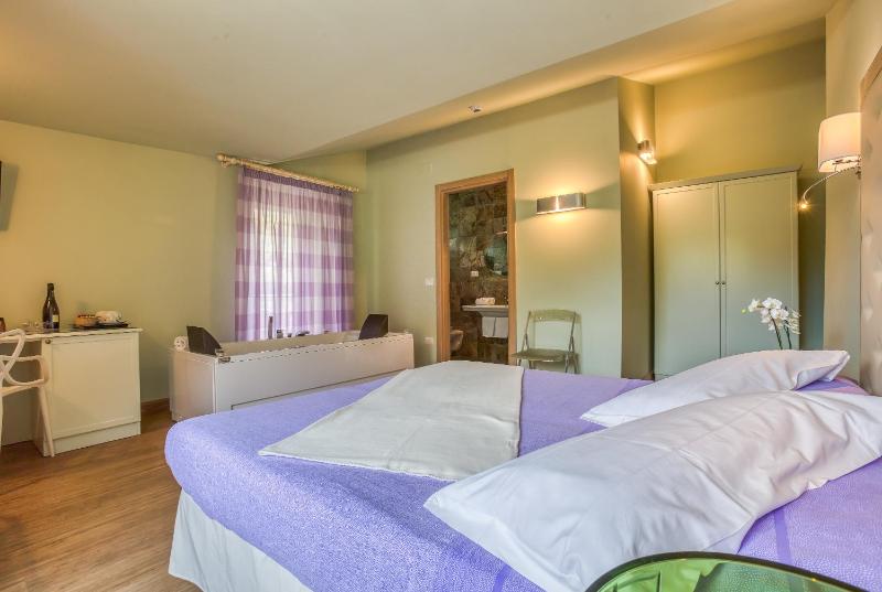 Queen Room with Spa Bath image 2