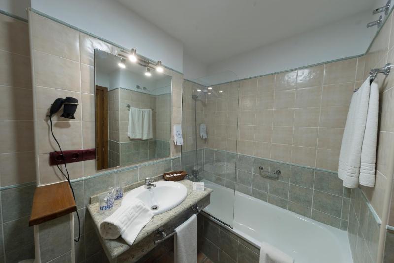 Twin Room image 3