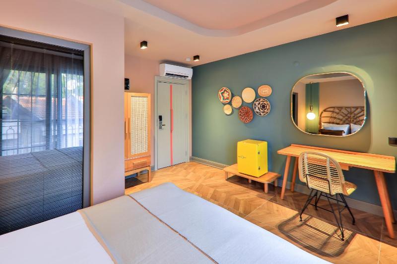 Deluxe Double Room with Balcony image 1