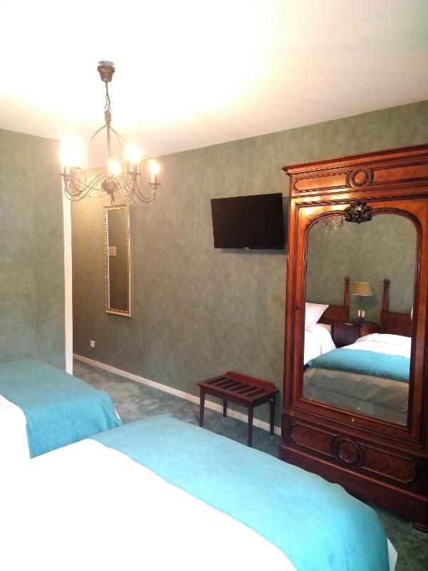 Twin Room image 4