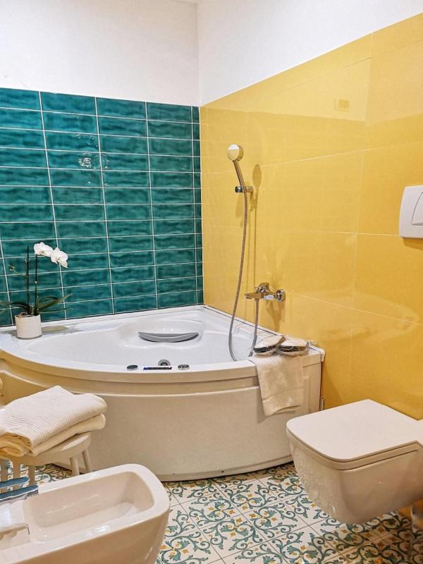 Double Room with Spa Bath image 4