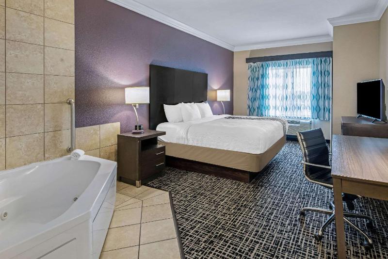 Deluxe King Room - Non-Smoking image 2