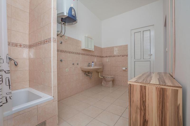 One-Bedroom Apartment image 2