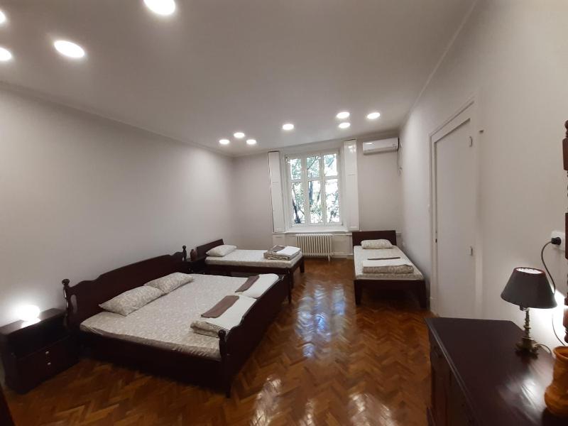 Downtown apartment in walk zone with 3 bedrooms and free parking - image 14
