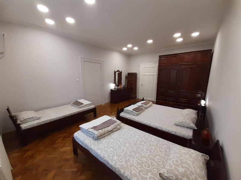 Downtown apartment in walk zone with 3 bedrooms and free parking - image 15