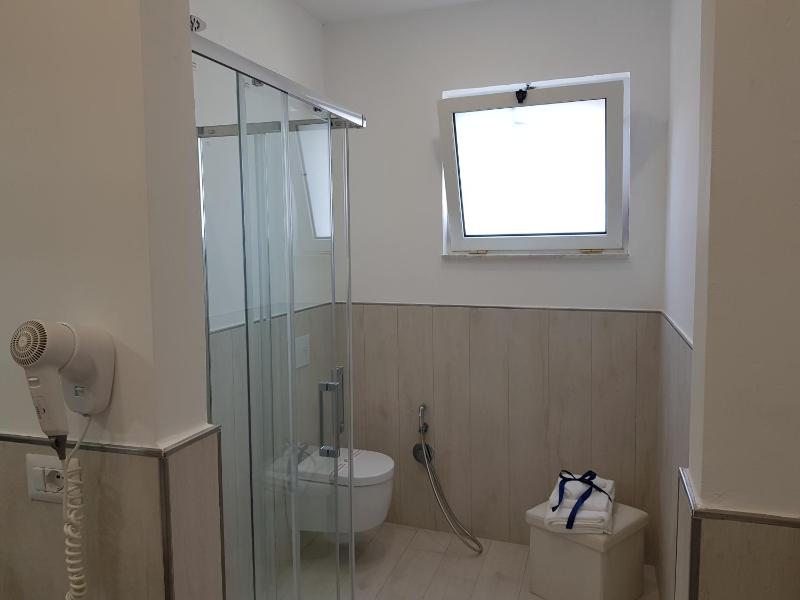 Classic Double or Twin Room with Sea View image 4