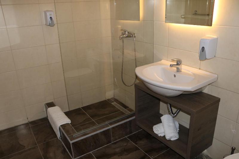Double Room image 3