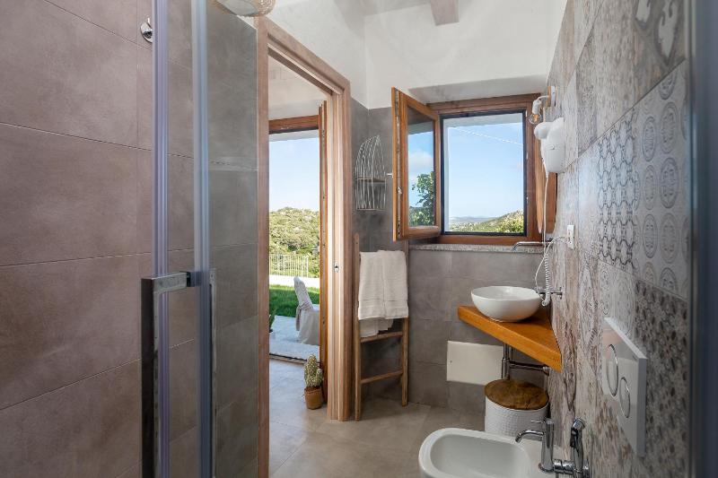 King Room with Pool View image 3