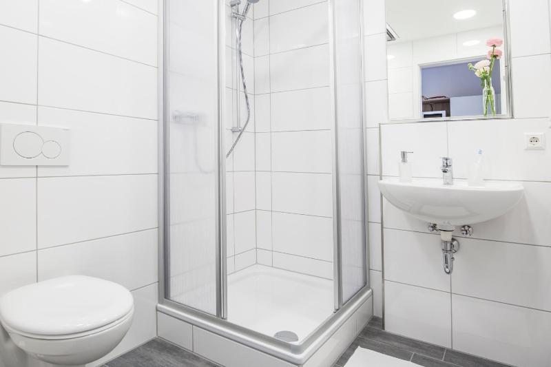 Single Room image 3